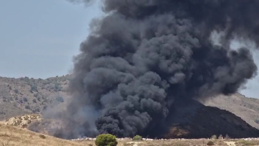 Los  bomberos tratan de extinguir un incendio en el Ecoparque de Mazarrón