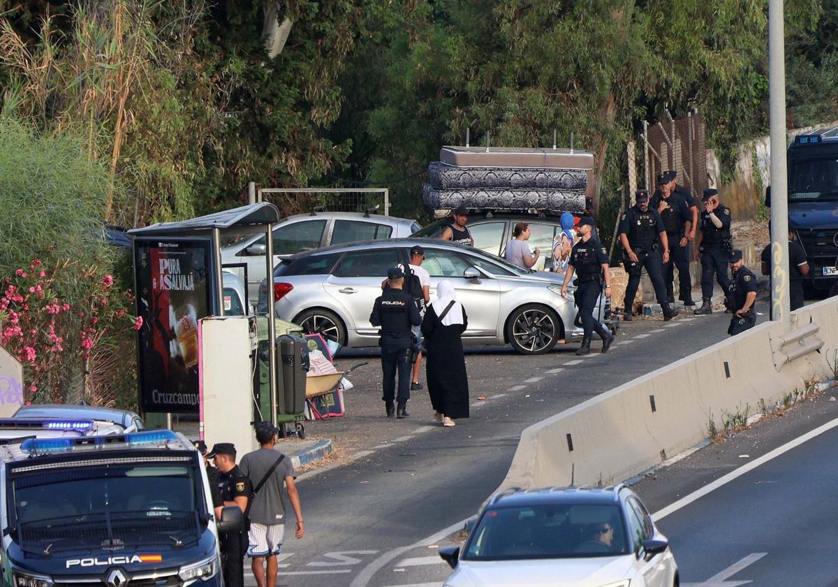 Fuerte despliegue policial para desalojar a los okupas del inmueble donde se levantará uno de los mayores hoteles de lujo de la Costa