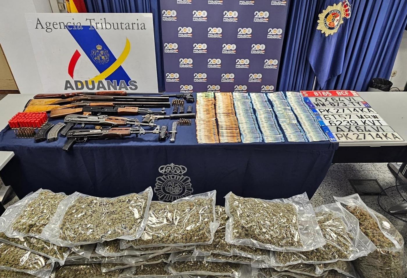 Imagen de la droga, armas y demás efectos intervenidos en la operación - POLICÍA NACIONAL