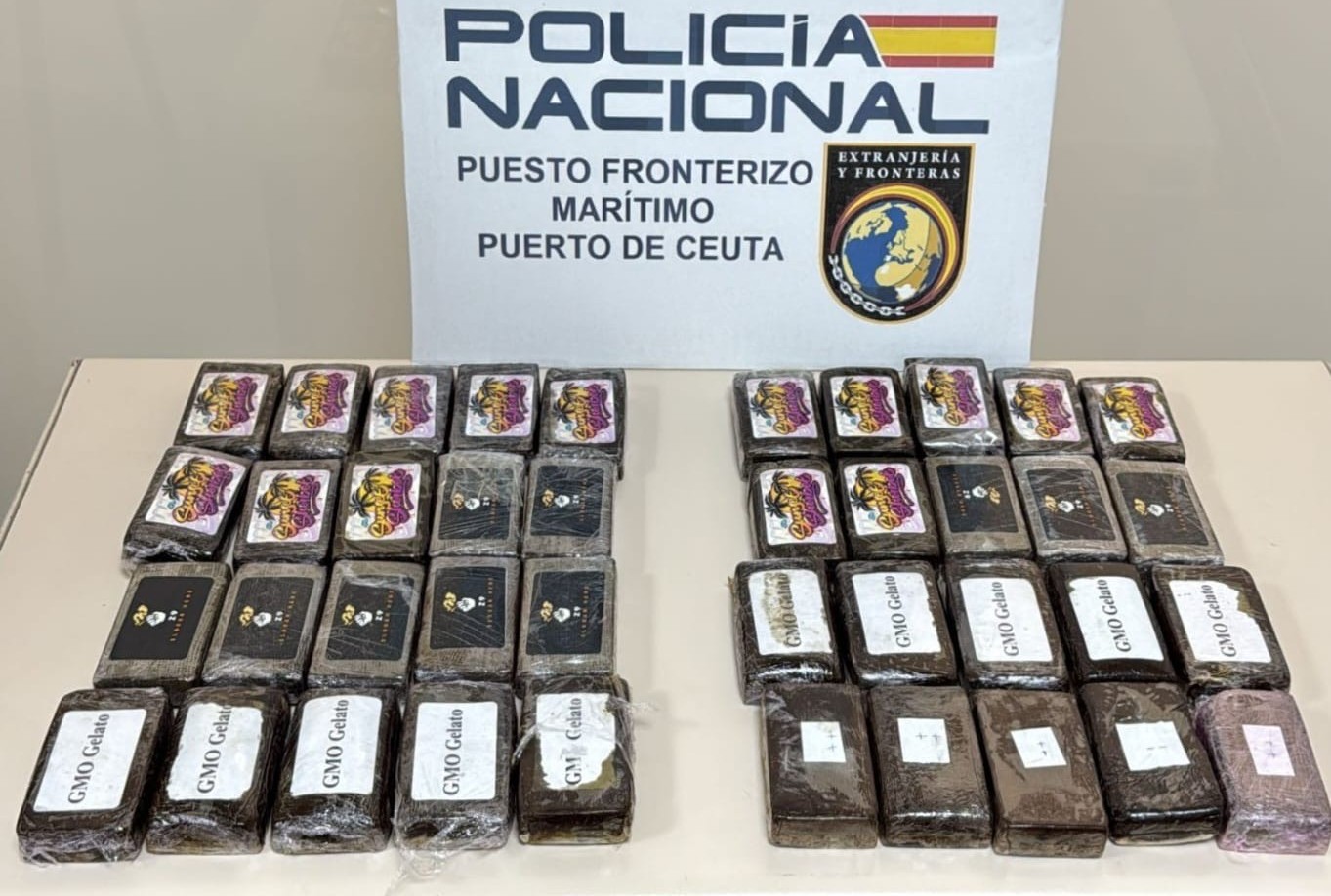 Dos detenidas, una menor, al intentar embarcar con 2 kilos de hachís cada una pegados al cuerpo