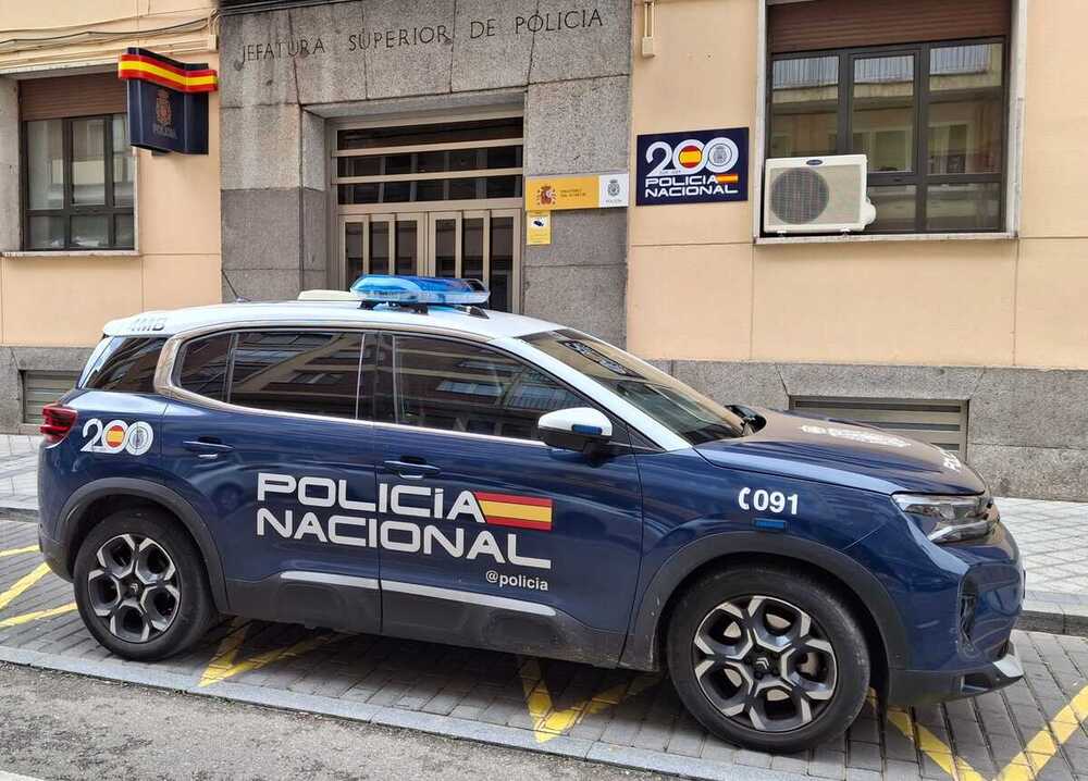 Sorprenden a un varón forzando la cerradura de un coche
