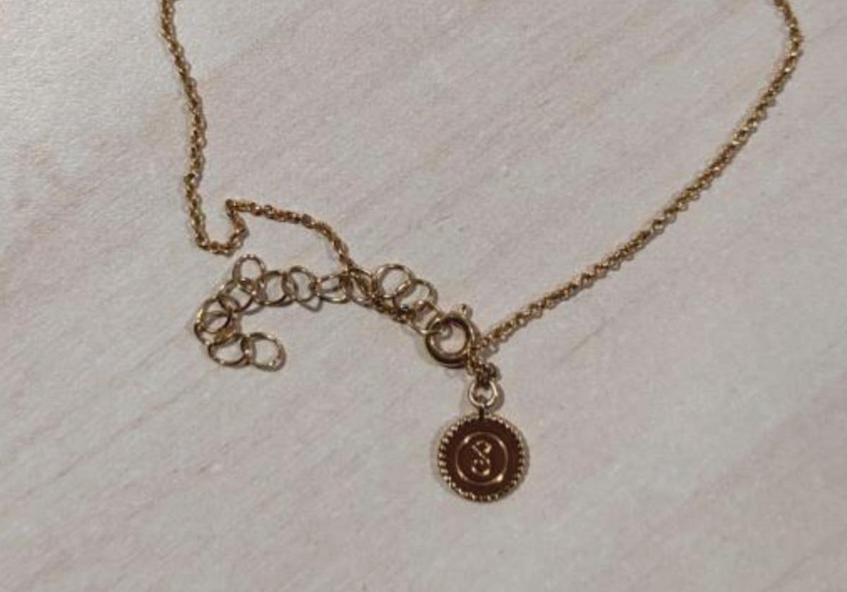 Detenido tras robar una cadena a una mujer mientras agachaba a su hija: ingresó en prisión