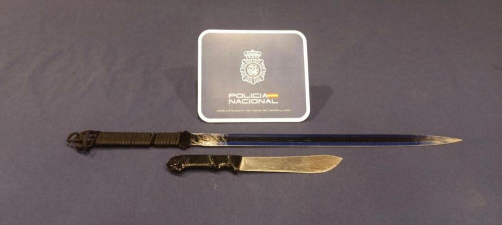 Detenidos por amenazar con un sable y un cuchillo a un menor