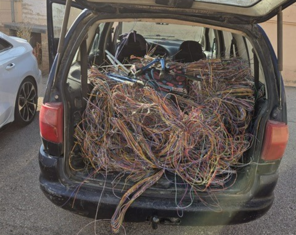 Tres detenidos y un investigado por robar cable de cobre