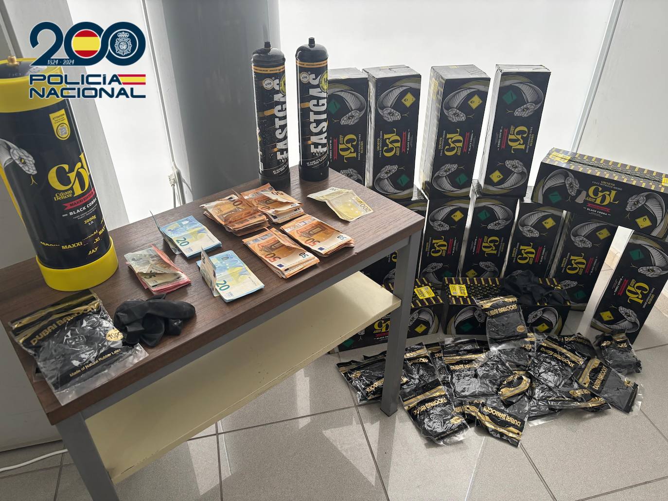 Tres jóvenes detenidos en Ronda con 18 botellas de gas de la risa que pretendían distribuir en fiestas