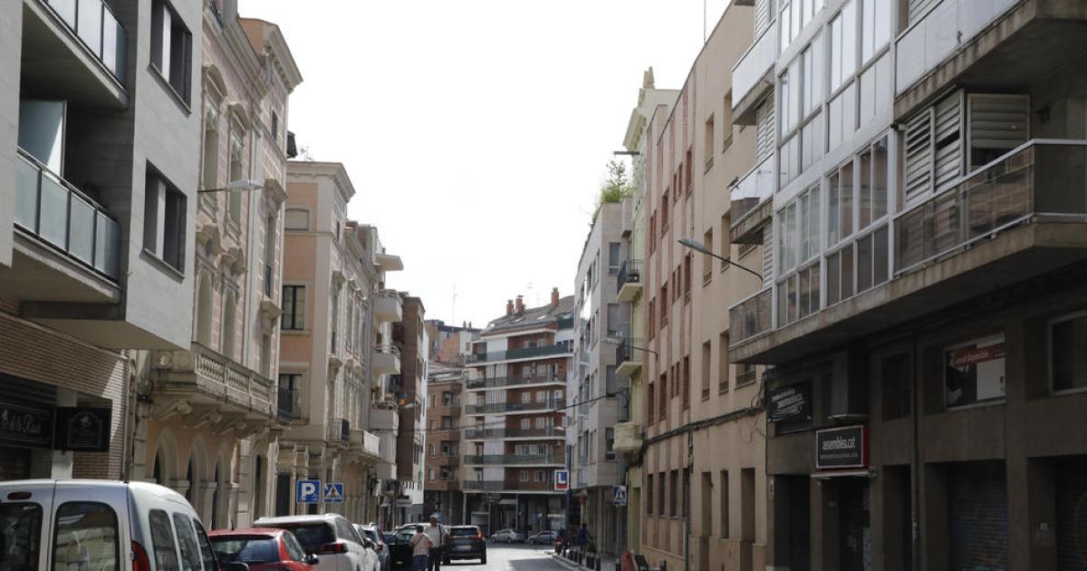 Ataca con un cuchillo a agentes de la Guardia Urbana en la calle Acadèmia de Lleida