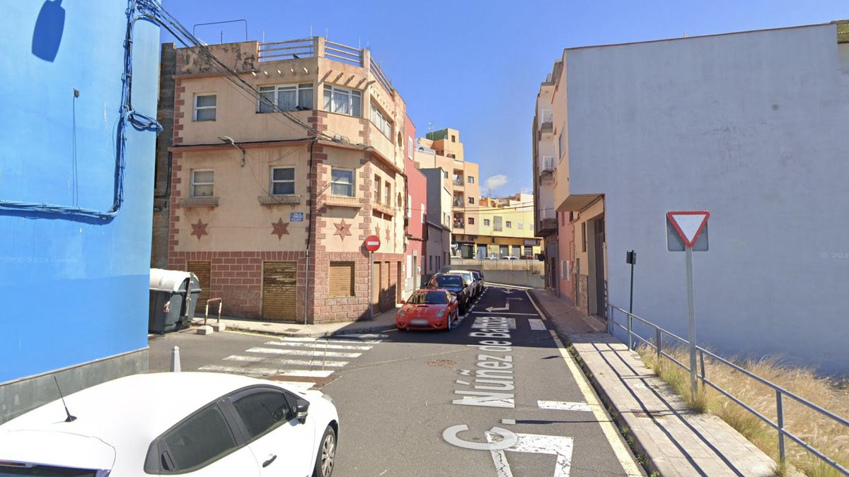 Dos personas hospitalizadas por intoxicación de humo tras incendio en La Laguna, Tenerife.