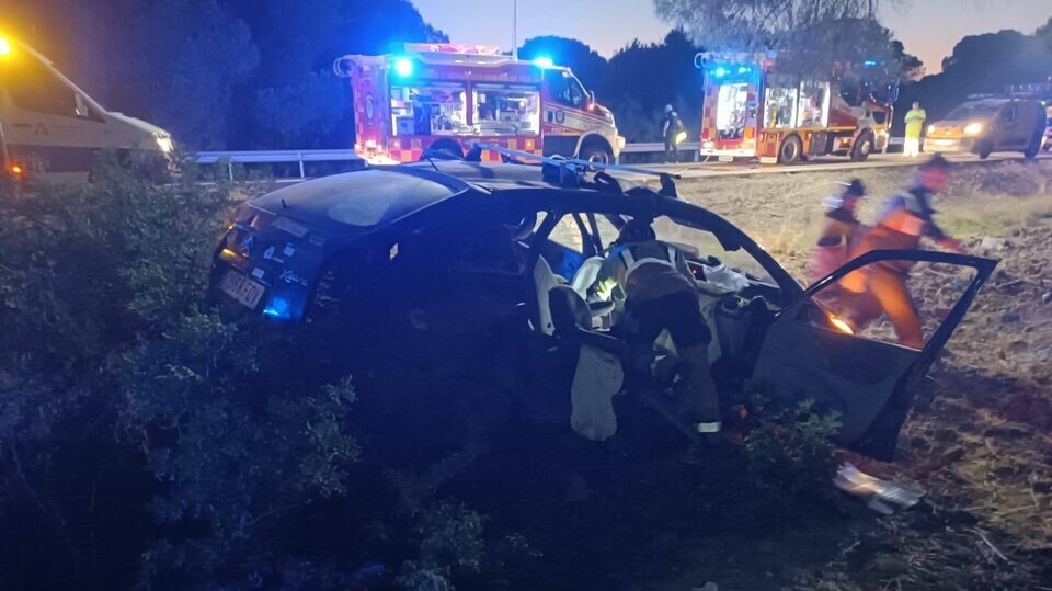 Dos hombres rescatados tras salirse de la vía en un accidente en Gibraleón