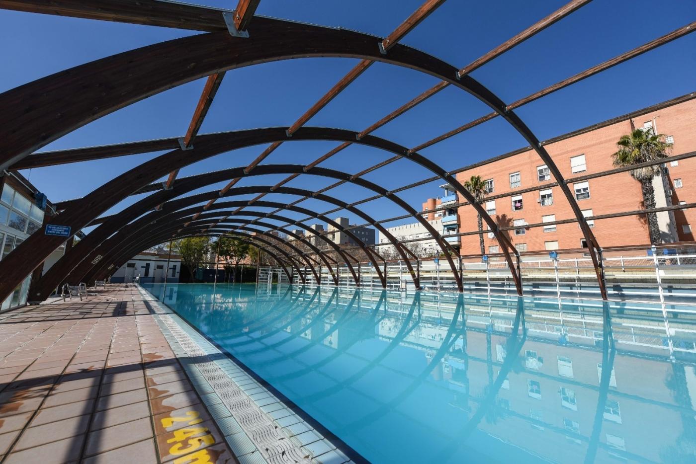 Cubierta de la piscina del CD Entreflores - AYTO.DE SEVILLA