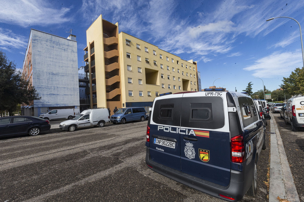 Desahucian a una mujer y vuelve horas después con una radial