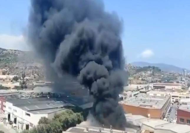 Espectacular incendio en Badalona: Columna de humo negro visible desde Barcelona