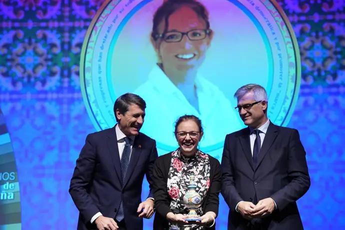 Lucrecia Hevia tras recibir un premio. - Ep