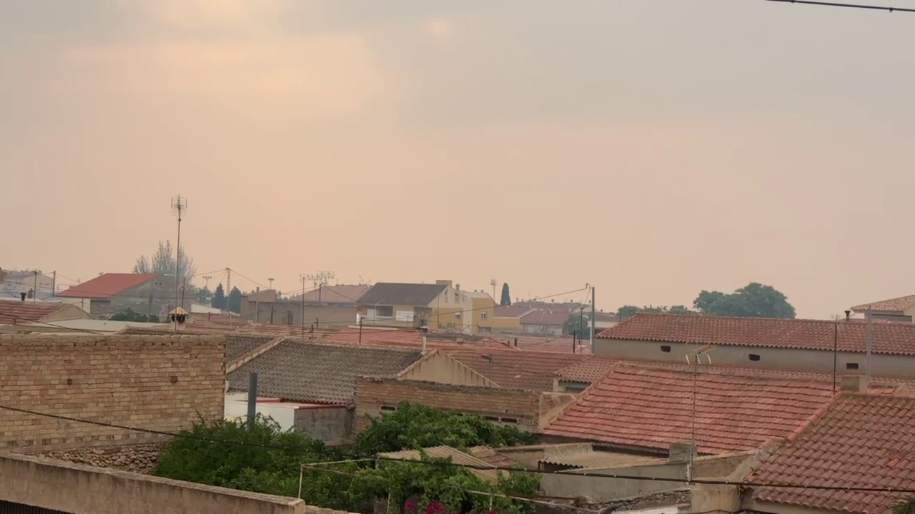 El humo de los incendios en Tarragona tiñe de niebla y olor a quemado zonas de la Vega Baja y de la Región de Murcia