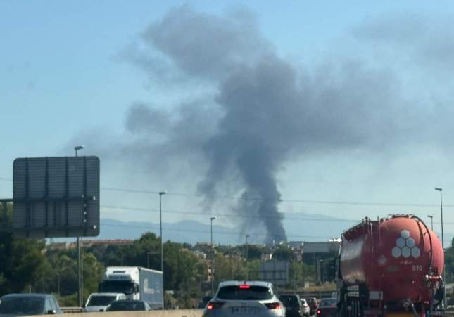 Gran columna de humo negro por incendio en nave industrial de Polinyà, Barcelona