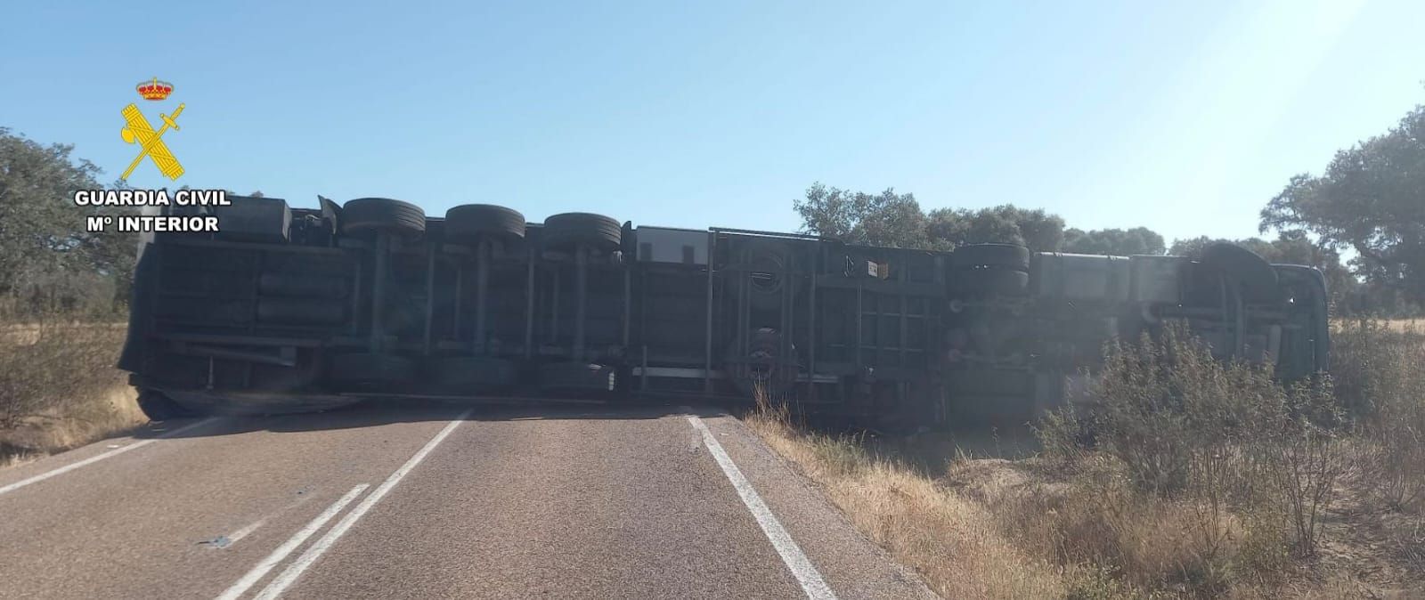 Cortada en su totalidad la EX-303 tras volcar un camión en Aliseda