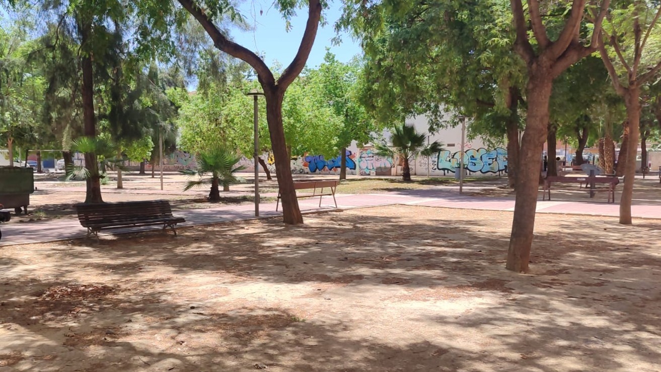 Encuentran sin vida a un hombre sentado en un banco en Murcia