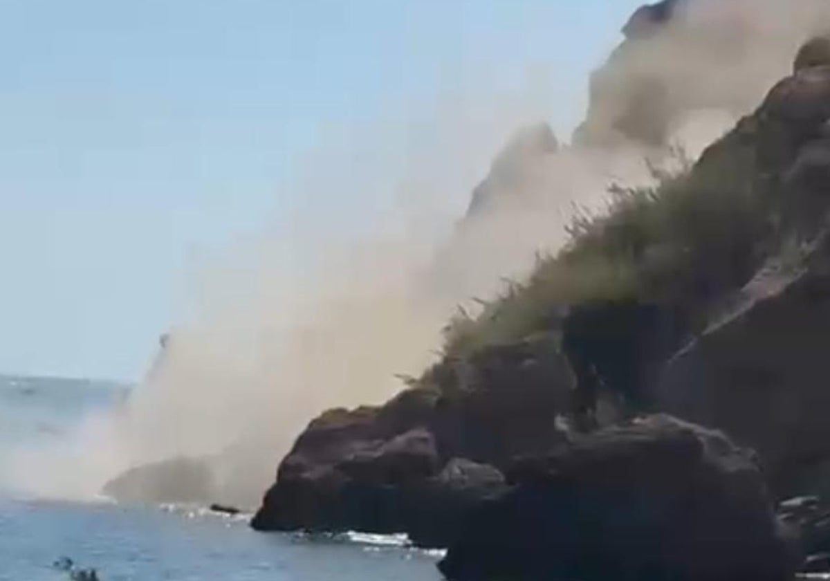 Importante desprendimiento de rocas en acantilados de Nerja provoca susto entre bañistas
