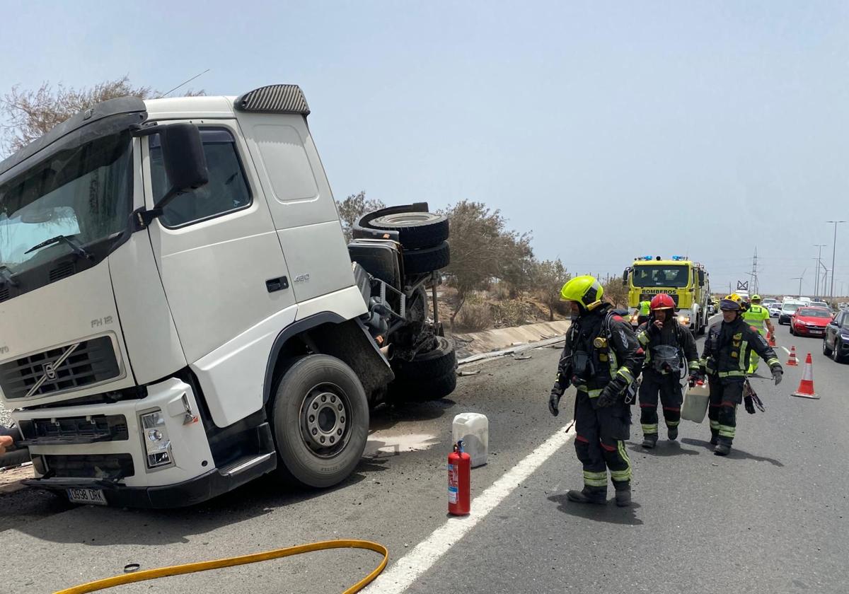Importante incidente en la autopista GC-1: camión vuelca en dirección a Las Palmas de Gran Canaria