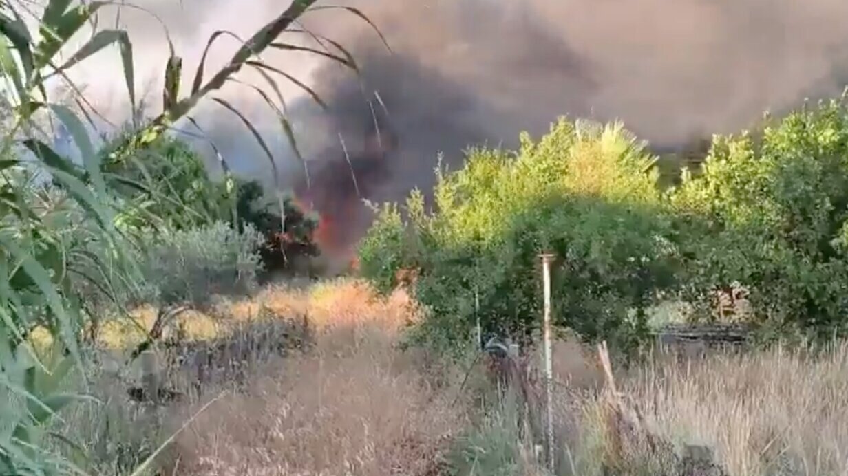 Incendio activo en Gibraleón moviliza a medios aéreos y terrestres según Plan Infoca