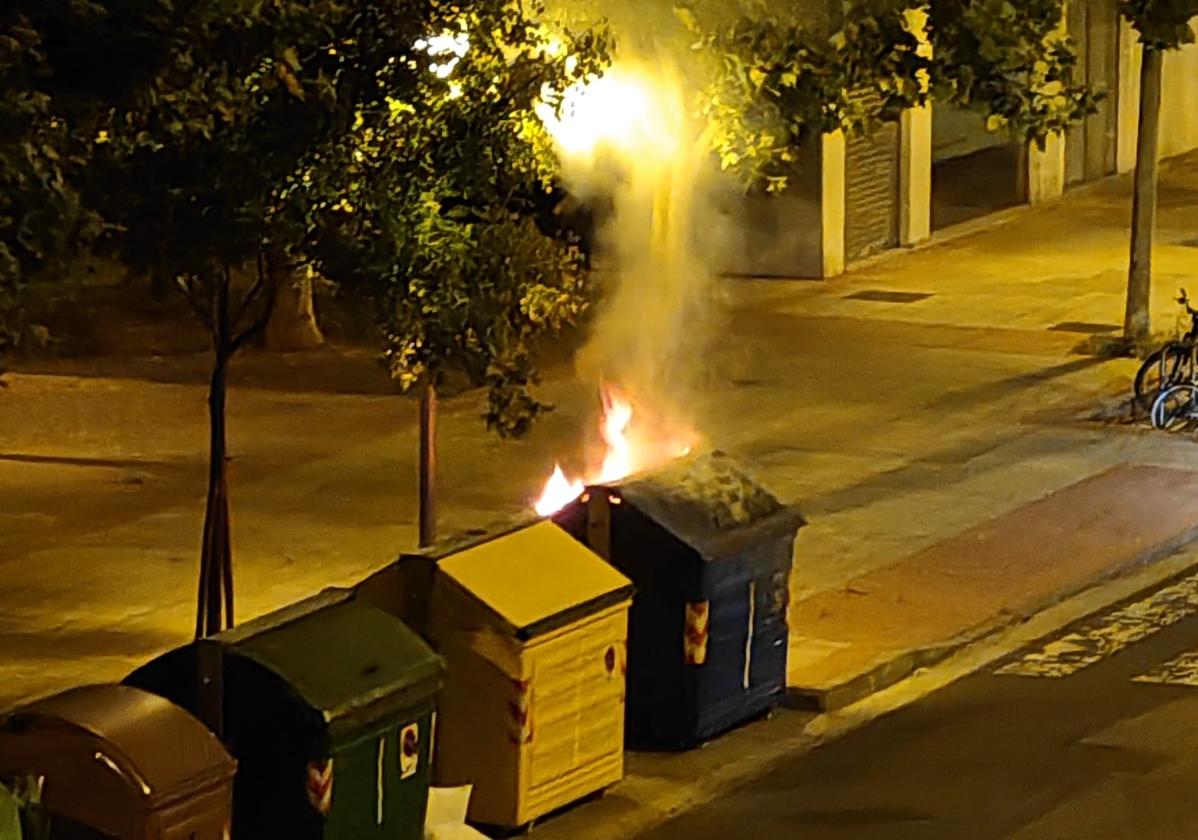 Incendian un contenedor en la calle Francisco de Quevedo