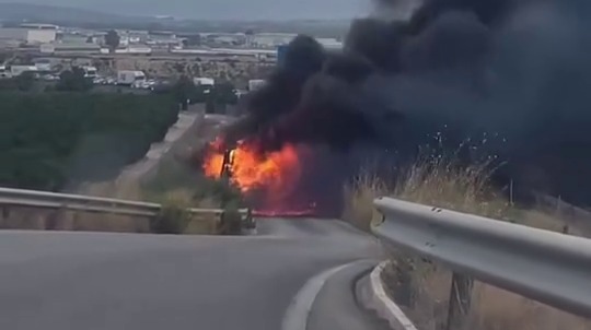 Un camión se ha incendiado tras volcar en la A-30 a la altura de Lorquí