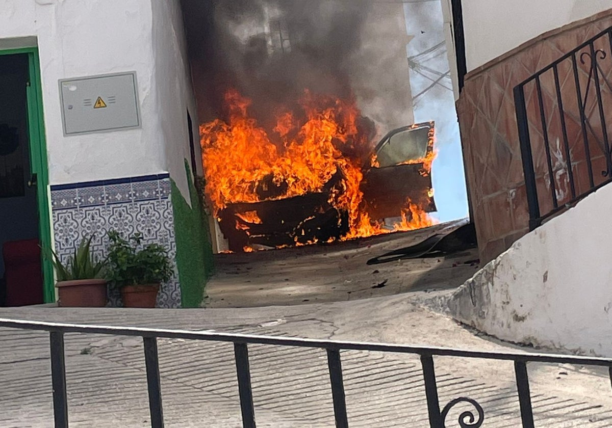 Susto en pleno casco histórico de Torrox por el incendio de un vehículo