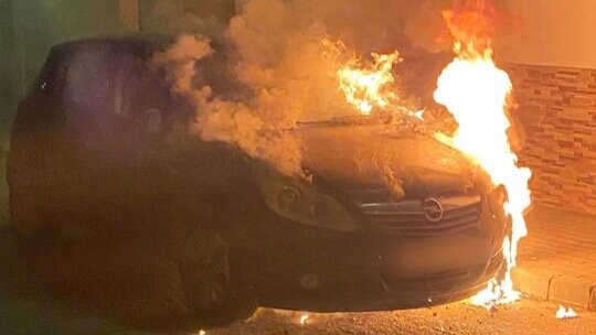 Incendio en Lepe: Bomberos del Consorcio Provincial actúan con rapidez para sofocar las llamas en vehículo y contenedor.