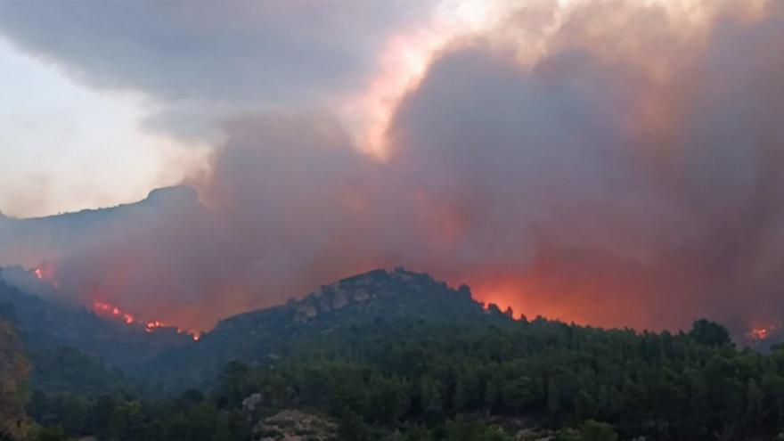 El viento complica la extinción del fuego en Paüls: casi 3.000 hectáreas arrasadas y 18.000 personas confinadas
