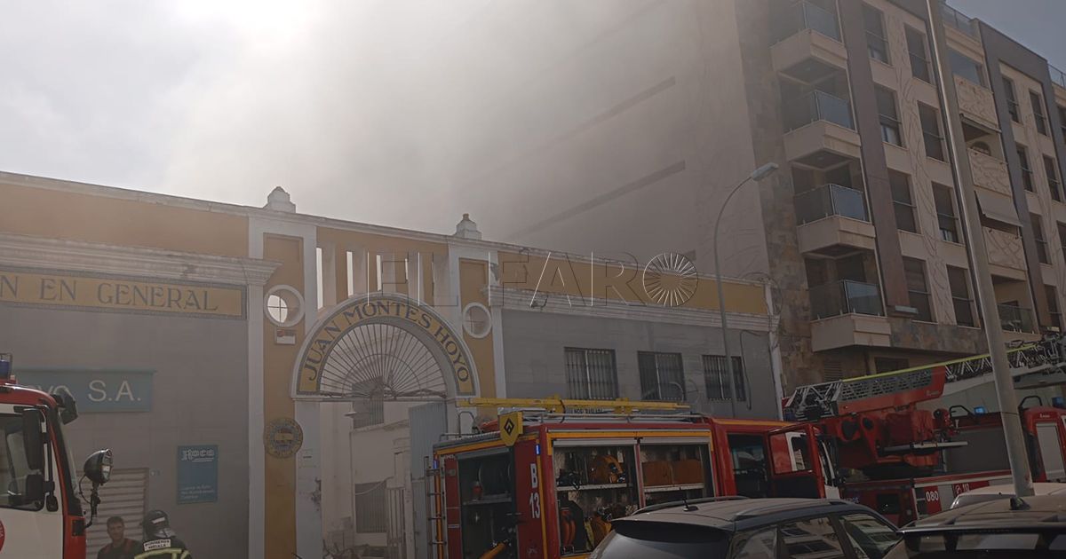 Incendio en almacenes de Casa Juan Montes Hoyo en Melilla: Bomberos logran controlar la situación