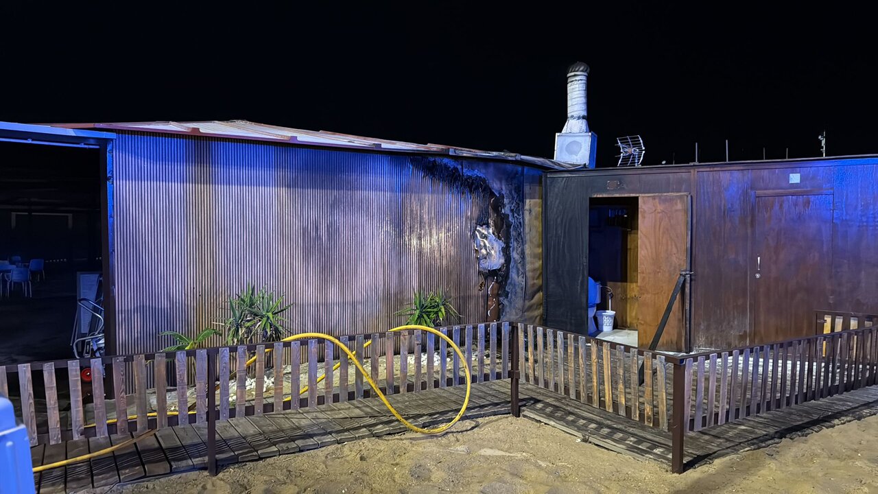 Alarma en La Antilla por el incendio de un chiringuito en plena madrugada