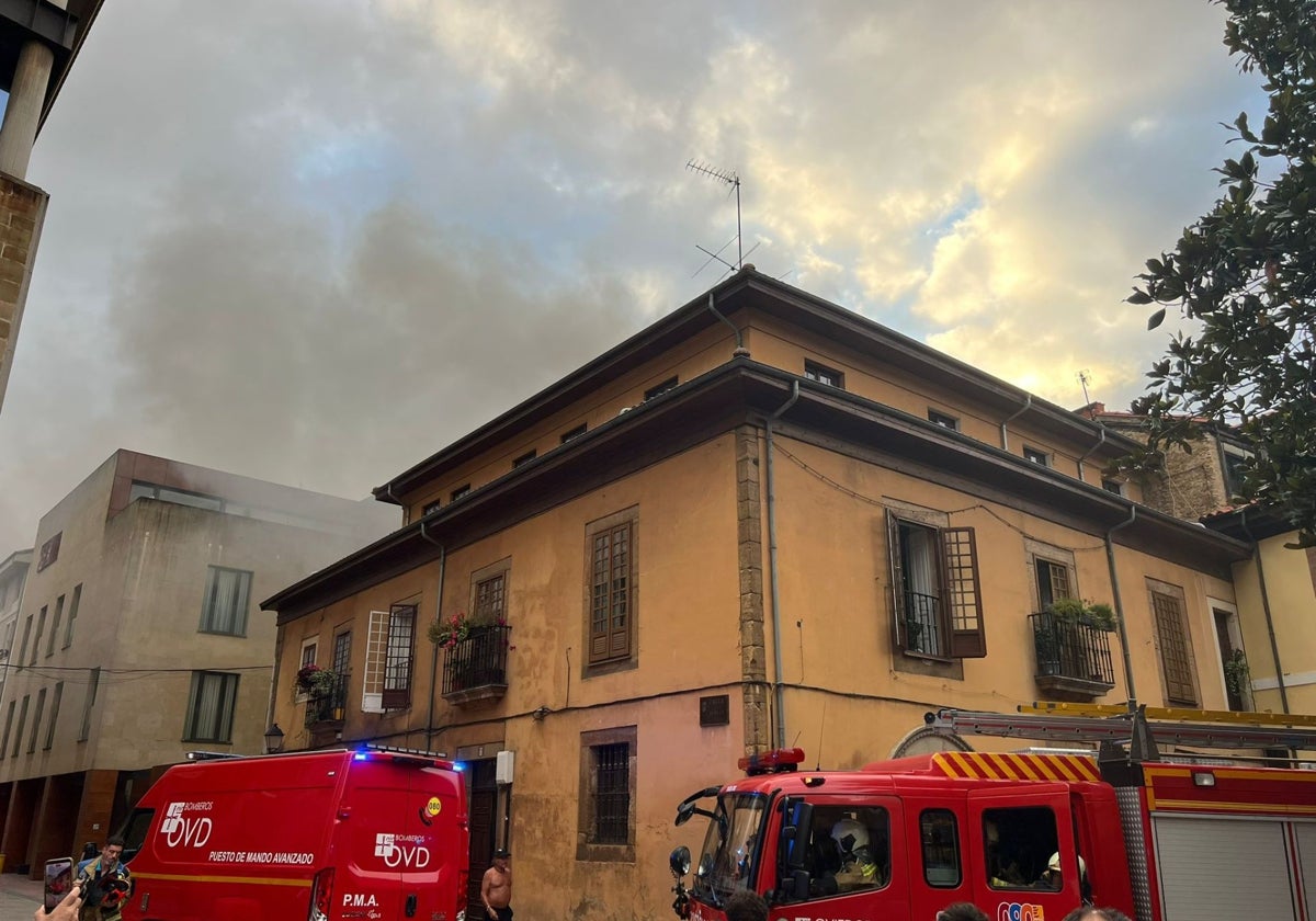 Una explosión de gas provoca un incendio junto a la Catedral de Oviedo