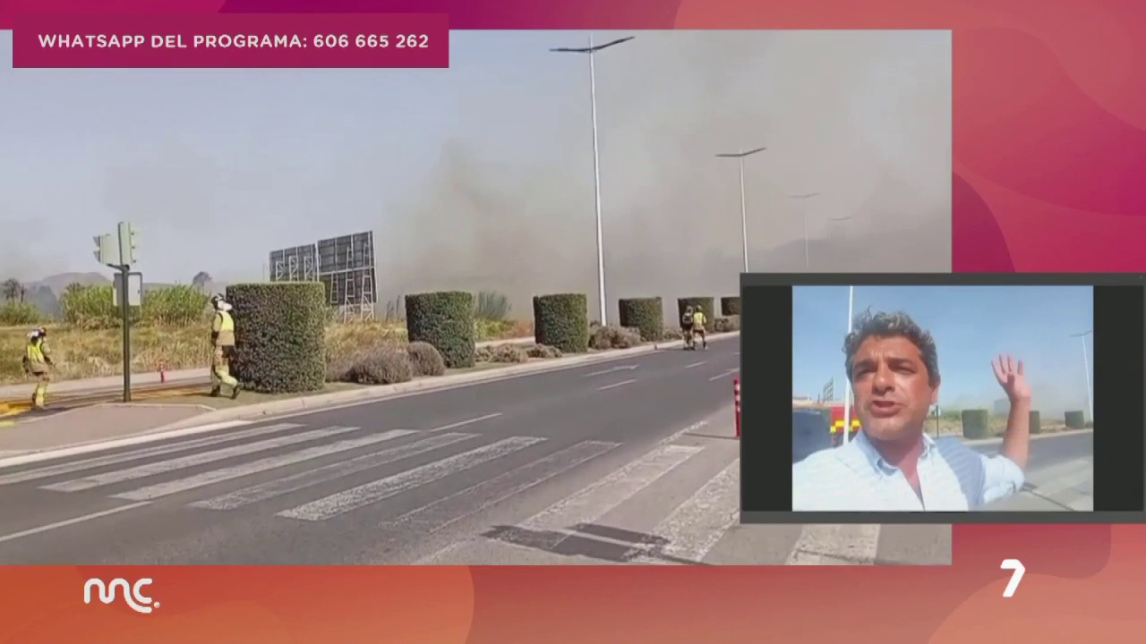 Los bomberos tratan de extinguir un incendio en la Avenida Miguel Induráin de Murcia