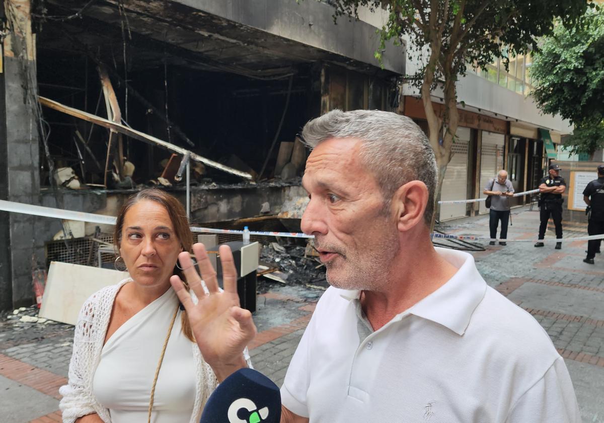 Los vecinos afectados por el incendio de la calle Miguel Rosas, aún en shock: «Gracias a Dios no fue a más»