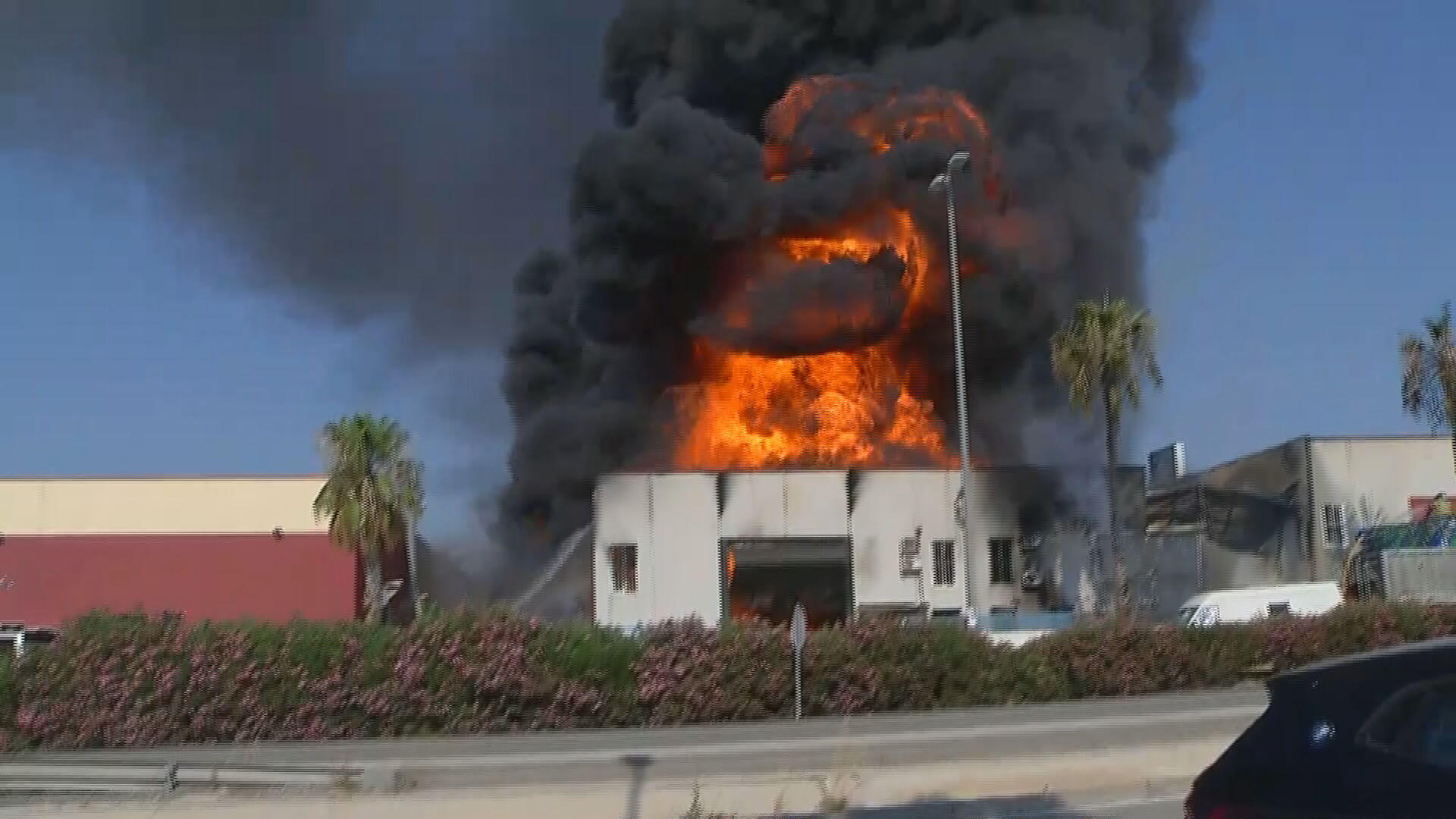 Voraz incendio en el polígono de Fortuna: arde una nave de reciclaje de plásticos