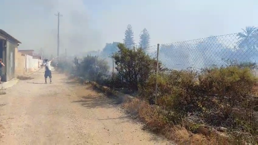 Los bomberos trabajan en la extinción de un incendio en Cabezo de Torres