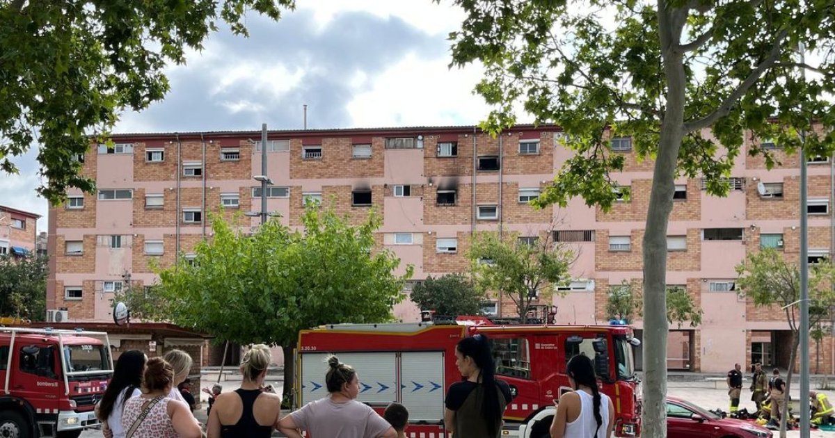 Cuatro intoxicados por un fuego en un piso en los bloques Joan Carles