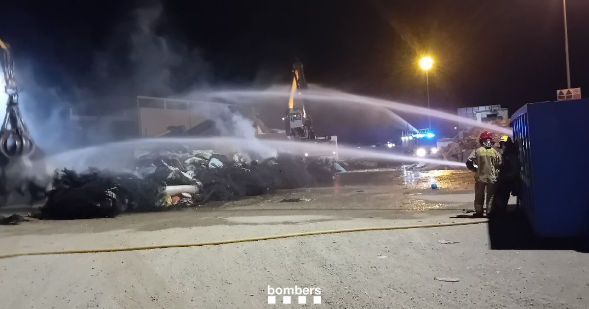 Los bomberos extinguen un incendio en una planta de reciclaje de Lleida