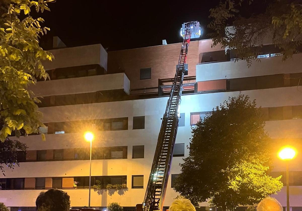 Incendio en un ático del parque Picos de Urbión obliga a desalojar a vecinos ante riesgos.