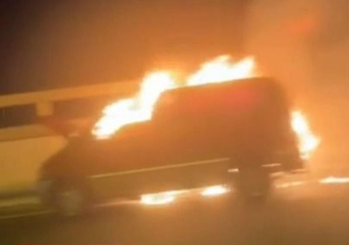 Aparatoso incendio de una furgoneta a la altura del Teatro Pérez Galdós