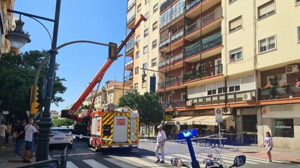 Incidente de tensión en Isla Chica: Andamio móvil falla en calle Isla Cristina