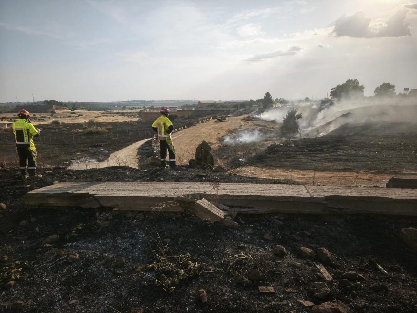 Actuación de bomberos en incendios en Alcalá de Guadaíra. - AYTO ALCALA
