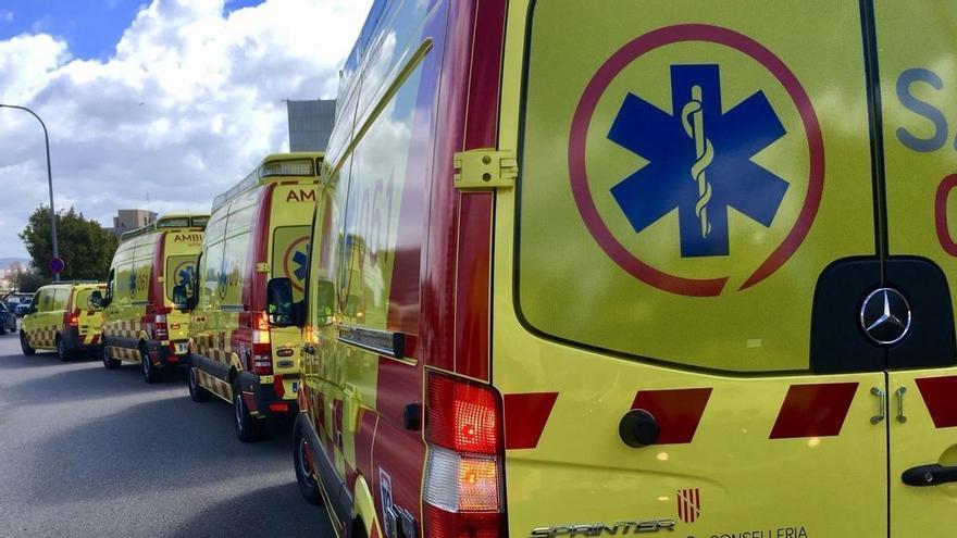 Un joven británico permanece muy grave en la UCI tras precipitarse desde el aparcamiento de un supermercado en Ibiza