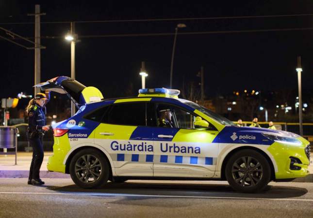 Joven intenta esconderse en casa de vecina tras fiesta accidentada en Barcelona