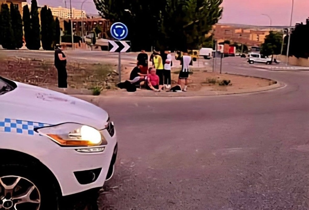 Joven motorista resulta herido al chocar con una señal de tráfico en Cuenca