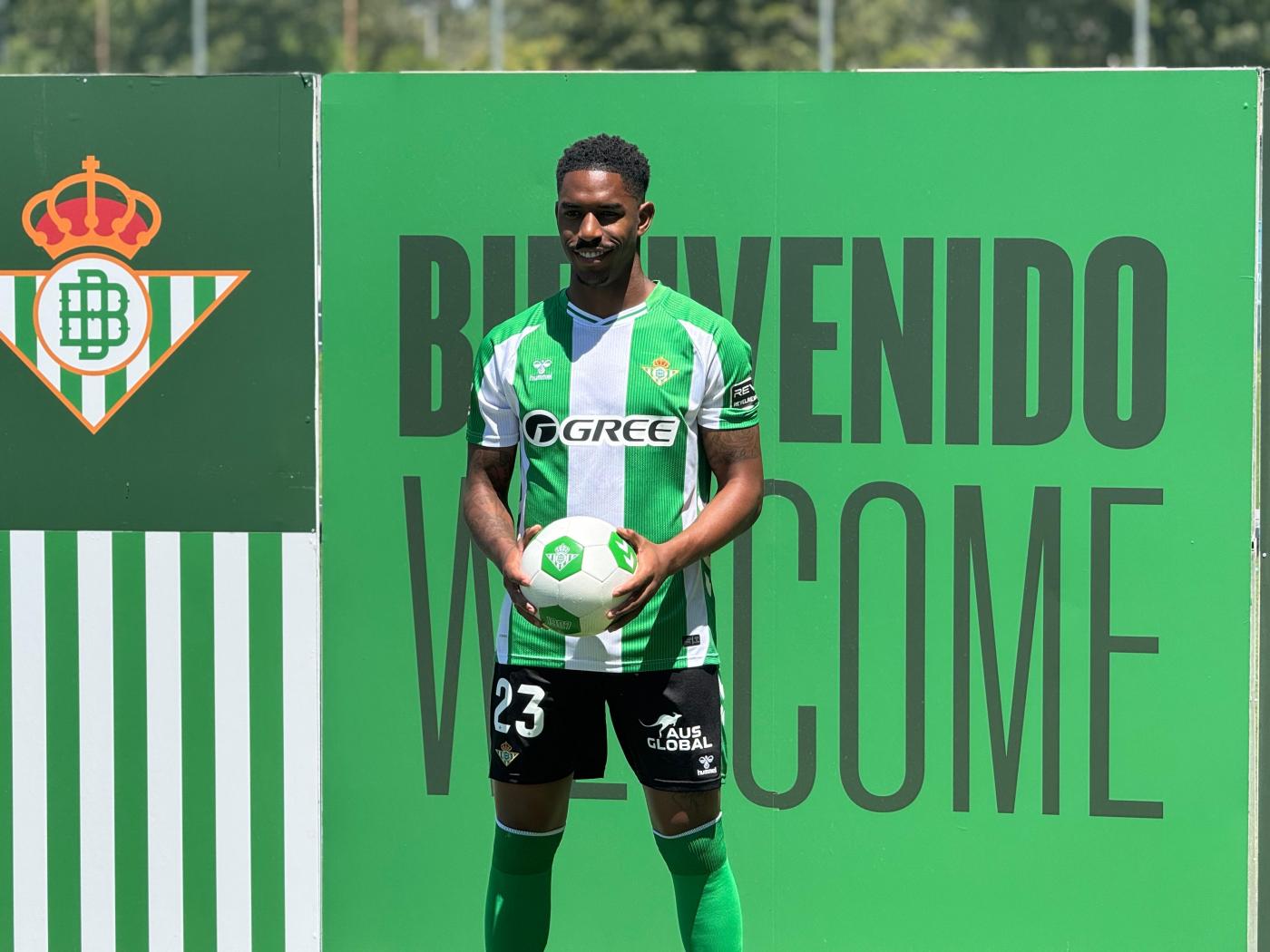 Junior Firpo en su presentación como nuevo jugador del Betis. - Pedro González