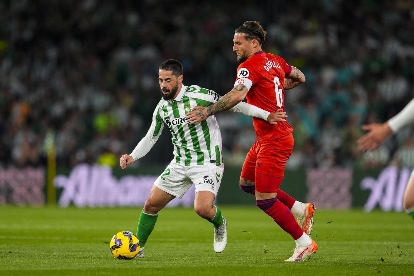 Isco y Gudelj jugando en el último derbi sevillano. - EP