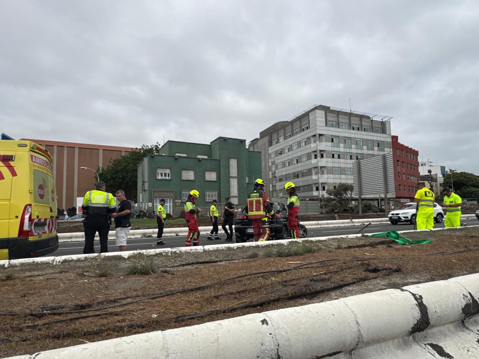 Colapso en la GC-1 tras volcar un vehículo: cierran el carril izquierdo dirección sur a la altura de los juzgados