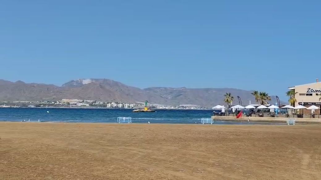Playa del Puerto de Mazarrón cerrada por contaminación fecal: medidas preventivas del Ayuntamiento.