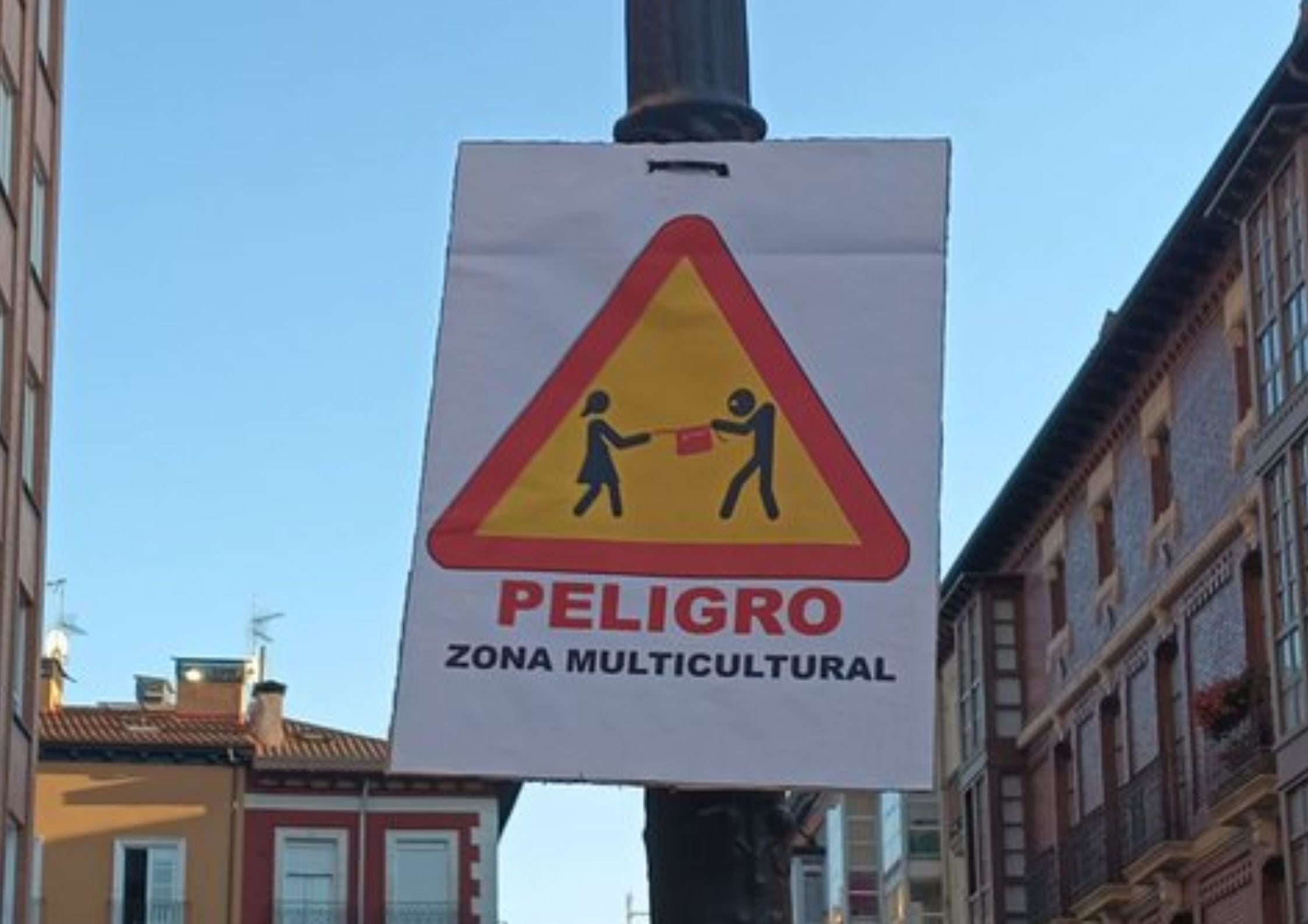 Polémica en Burgos por carteles que alertan de «zona multicultural» con señal de peligro