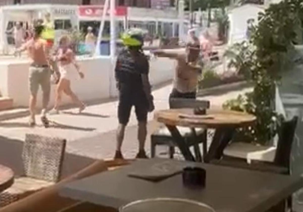 Policía Local detiene a bañistas tras incidente con manteros en Marbella, ¿uso excesivo de la fuerza?